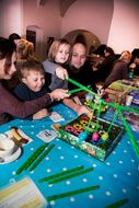 Familie testet ein Spiel beim 15. NÖ Spielefest auf der Schallaburg