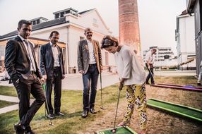 Eine Dame versucht ihr Glück im Minigolf beim Sommerausklang an der Donau-Universtität Krems