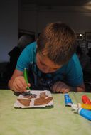 Bub beim Lebkuchen-Verzieren.