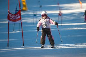 Mädchen lächelt beim Skifahren