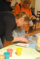 Frau und Kind beim Lebkuchen Ausstechen.