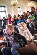 Große und kleine Gäste beim NÖ Familienfest auf der Schallaburg hören aufmerksam zu