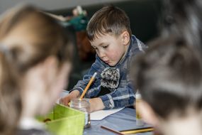 Bub zeichnet bei der gemeinsamen Auftaktveranstaltung mit 30 Gemeinden