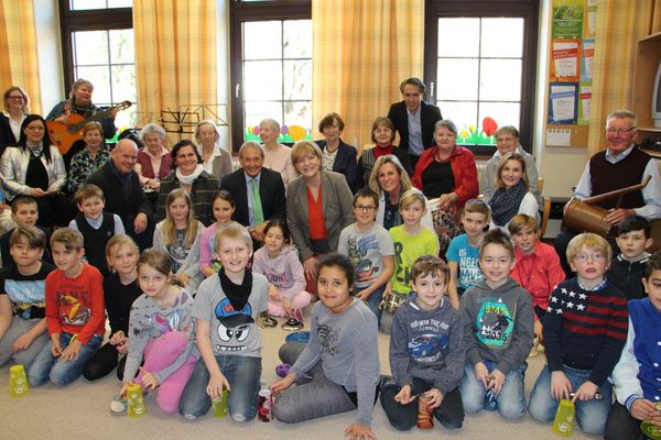 Gruppenfoto beim Schulbesuch der Landesrätin.