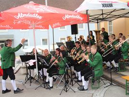 Blasmusik beim Schulfreiraum in St. Peter in der Au