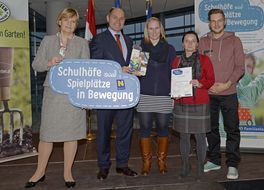 Landesrätin Schwarz lächelt mit Teilnehmerinnen und Teilnehmern der Auftaktveranstaltung aus Schwechat in die Kamera.