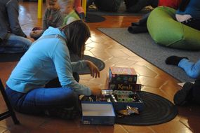 Frau begutachtet das Spiel Kerala