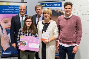Landesrätin Schwarz mit Teilnehmerinnen und Teilnehmern der Denkwerkstatt Familie: Schule oder Eltern in der Pflicht?