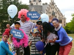 Gruppenfoto mit zwei verkleideten Künstlern beim Familientag in Grafenegg