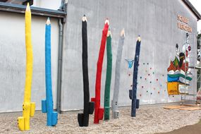 Große, hölzerne Buntstifte zum Klettern.