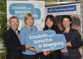 Teilnehmerinnen und Teilnehmer der Schulfreiraumreise durch Niederösterreich lachen in die Kamera