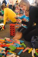 Frau und Kind spielen mit Spielsteinen.