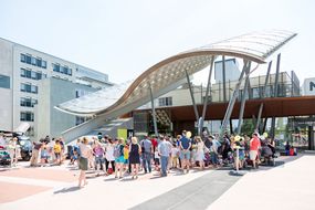 Gäste des Straßenfest zum Weltspieltag vor dem Museum Niederösterreich