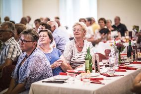 Personen lauschen gespannt beim Event.