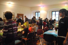 Viele Kinder und Veranstalter spielen gemeinsam.