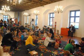 Zahlreiche Türme werden mit bunten Spielsteinen beim 13. NÖ Spielefest auf der Schallaburg gebaut