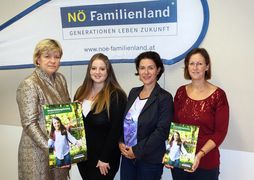 Landesrätin Schwarz lacht mit drei weiteren Damen in die Kamera.