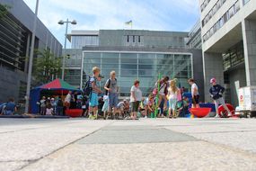 Kinder spielen beim Ferienauftaktfest 2016 zusammen 