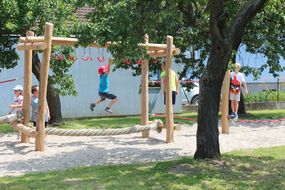 Kinder nutzen die vielen Möglichkeiten des Spielplatz.