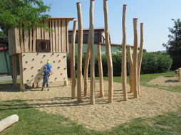 Spielplatz bei strahlendem Sonnenschein.
