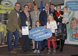 Landesrätin Schwarz lächelt mit Teilnehmerinnen und Teilnehmern der Auftaktveranstaltung aus Oberwaltersdorf in die Kamera.