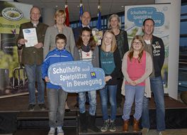 Landesrätin Schwarz lächelt mit Teilnehmerinnen und Teilnehmern der Auftaktveranstaltung aus Stronsdorf in die Kamera.