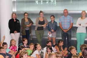 Die Gäste des Ferienauftaktfest 2017 hören gespannt zu.