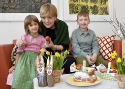 Landesrätin Schwarz lacht mit zwei Kindern in die Kamera.