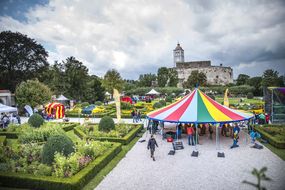 Panoramafoto der Gärten der Schallaburg mit einem bunten Zelt mittendrin