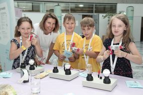 Kinder experimentieren mit Glühbirnen bei der 3. Kinder Business Week