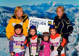 Gruppenfoto mit Landesrätin Schwarz bei den NÖ Familienskitagen 2017