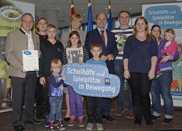 Landesrätin Schwarz lächelt mit Teilnehmerinnen und Teilnehmern der Auftaktveranstaltung aus Wieselburg in die Kamera.