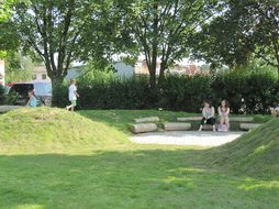Begrünter Spielplatz.