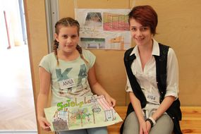 Zwei Mädchen lachen bei der Spielforscher-Werkstatt in der Europa-Mittelschule Prinzersdorf in die Kamera.