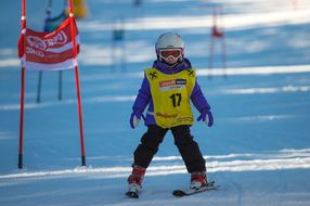 Kind fährt bei den Familienskitagen 2017 Ski