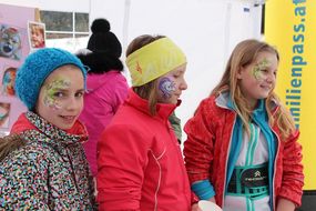 Drei Mädchen wurden bei den Familienskitagen 2017 zauberhaft bunt geschminkt.