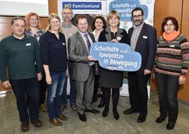 Landesrätin Schwarz lacht mit Teilnehmerinnen und Teilnehmern des Seminar "Schul(t)räume" in die Kamera