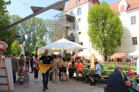Gäste des Familienfest Donau-Auen vor dem schlossORTH