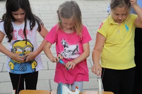 Drei Mädchen spielen zusammen beim Ferienauftaktfest 2017