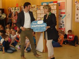 Landesrätin Schwarz bei der Eröffnung des Schulfreiraum Gänserndorf