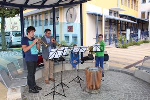 Bei der Eröffnung des Generationenprojekt Haag wird Musik gemacht.