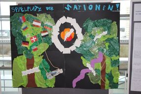 Plakat mit der Aufschrift "Spielplatz der Nationen" bei der Auftaktveranstaltung