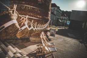 Auf einer Leine befestigte Sonnenhüte beim Sommerausklang an der Donau-Universtität Krems