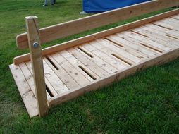 Holztreppe bei einem Spielplatz.