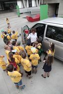 Kinder bei der 3. Kinder Business Week hören gespannt zu
