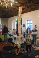 Hoher Turm aus Holzbausteinen beim 13. NÖ Spielefest auf der Schallaburg