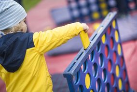 Mädchen testet ein Spiel beim NÖ Familienfest auf der Schallaburg