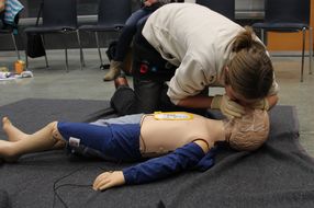 Eine Puppe wird beim Kindernotfall-Erste-Hilfe-Kurs 2017 reanimiert