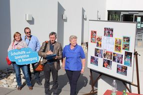 Arch DI Vesna Urlicic (NÖ Familienland, Projektteam Spielplatzbüro), VS Markersdorf Roman Katzengruber, DI Rudolf Wagner, VD Karin Hansal bei der Volksschule in St. Andrä-Wördern