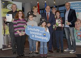 Landesrätin Schwarz lächelt mit Teilnehmerinnen und Teilnehmern der Auftaktveranstaltung aus Absdorf in die Kamera.